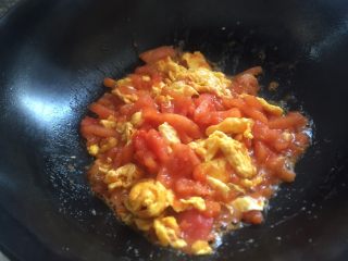 厨房挑战➕素菜～蕃茄炒鸡蛋,加入适量的盐，味精调味即可出锅。