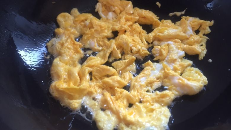 厨房挑战➕素菜～蕃茄炒鸡蛋,用筷子搅成小块。