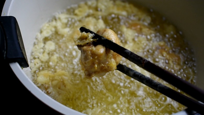厨房挑战+荤菜+豆瓣鸡,用小火炸。鸡块变成金黄色时即可捞出，备用