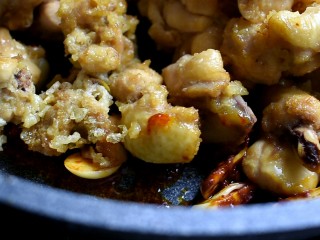 厨房挑战+荤菜+豆瓣鸡,将炸好的鸡块倒入锅中，翻炒