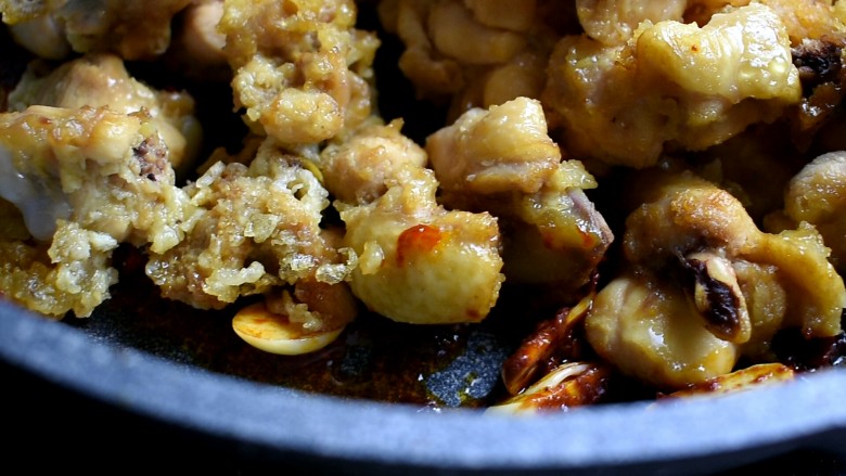 厨房挑战+荤菜+豆瓣鸡,将炸好的鸡块倒入锅中，翻炒