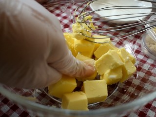 抹茶曲奇饼干,黄油需要提前软化。可以用手指戳一下黄油，如果能轻易戳个洞的话，就说明软化好了，可以制作了