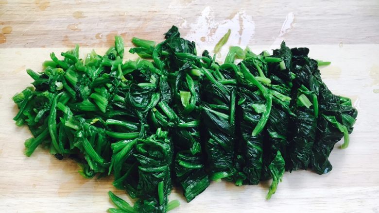 厨房挑战➕素菜➕粉丝菠菜小炒,切成4厘米的段备用。