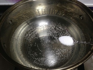 培根番茄芝士意面,冷水入锅，烧开加入适量盐