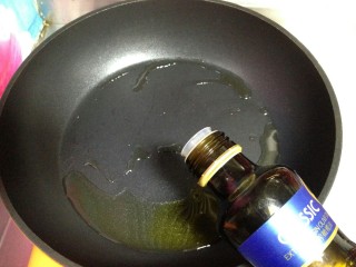 培根番茄芝士意面,不粘锅加入适量橄榄油