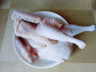 一锅炖＋板栗鸡块,首先将母鸡清洗干净。