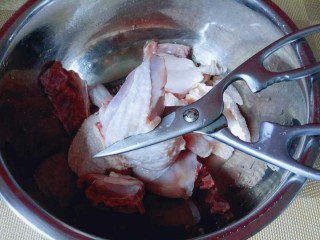 一锅炖＋板栗鸡块,用食品剪刀剪小块，用剪刀比刀方便哦。剪好后，用冷水冲洗干净，泡40分钟，泡出血水，途中多次换水。