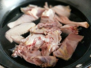 一锅炖＋板栗鸡块,之后将鸡块焯水，冷水入锅，大火烧开，5分钟捞出。