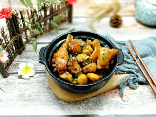 一锅炖＋板栗鸡块,盛出，撒上葱花，熟白芝麻。一锅炖出的板栗鸡块特别美味。