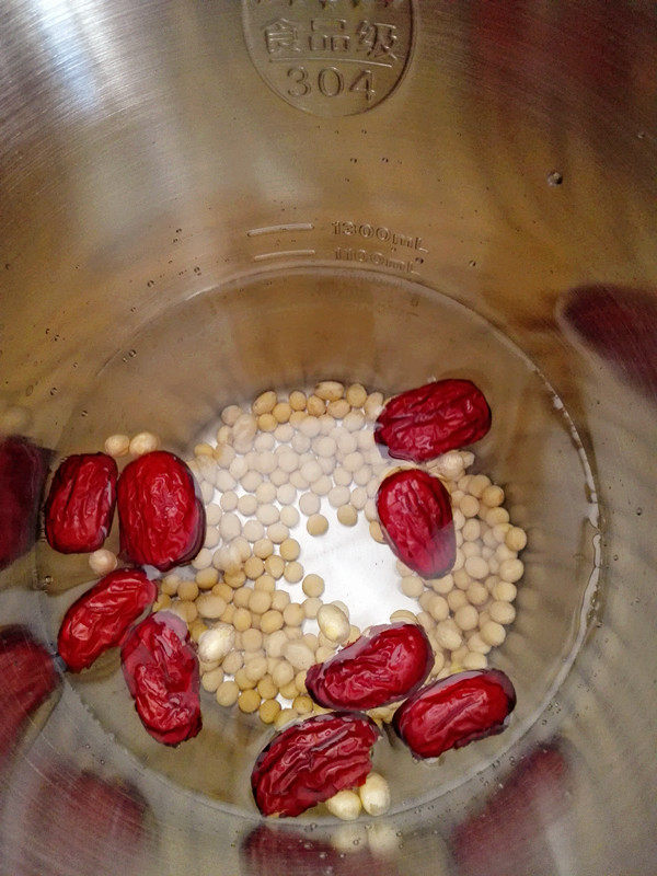 红枣豆浆,把黄豆和红枣一起放进豆浆机，加好水