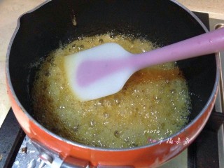 核桃花生芝麻糖,大约10分钟后，糖水颜色变深，呈密集的小泡泡状态，糖水的温度到达135度后立即关火