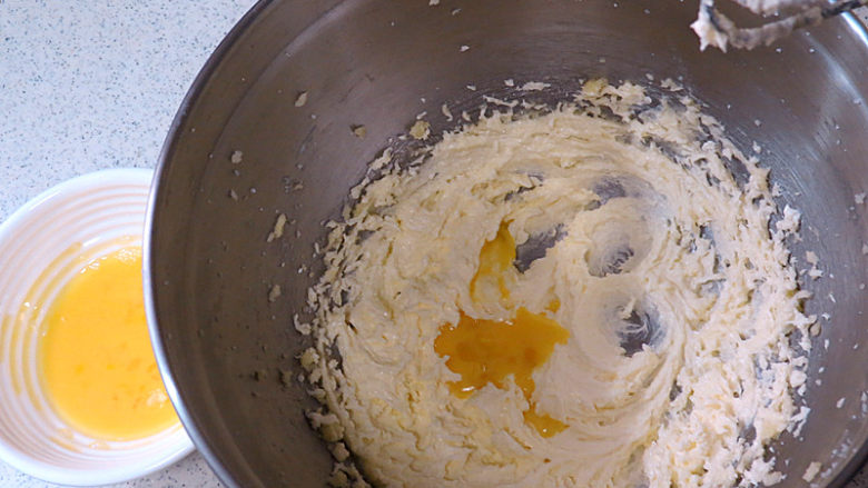 酥脆果香滴法式苹果派,分次加入鸡蛋液充分搅拌均匀后，再加下一次