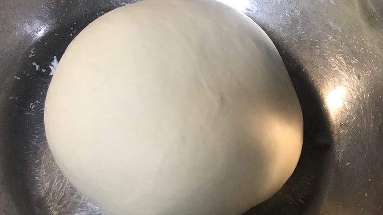 烘培小白入门：肉松面包,加入黄油后，揉成光滑的面团，盖上保鲜膜，室温发酵二倍。两倍后，排出气体松弛15分钟。