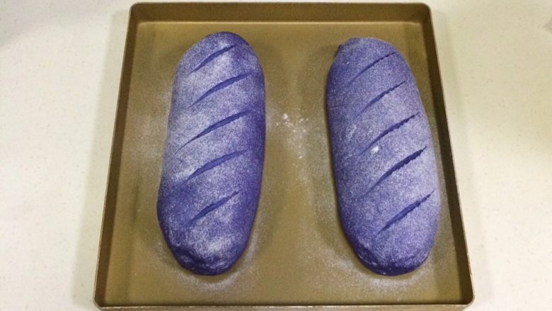 全麦坚果麻薯软欧包,发至两倍大时取出面包，在表面筛一层薄薄的高筋面粉，用锋利的刀片在面包表面刮出纹理。