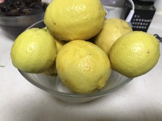 冰糖柠檬膏,选好要用的柠檬，用清水冲一下，再用盐去掉柠檬自带的果蜡。