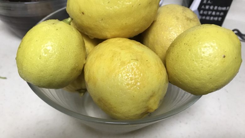 冰糖柠檬膏,选好要用的柠檬，用清水冲一下，再用盐去掉柠檬自带的果蜡。