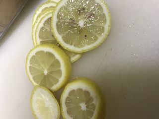 冰糖柠檬膏,将果子切成薄片
