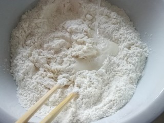 酸汤水饺（白菜鲜肉饺子）,先用筷子搅拌成絮状