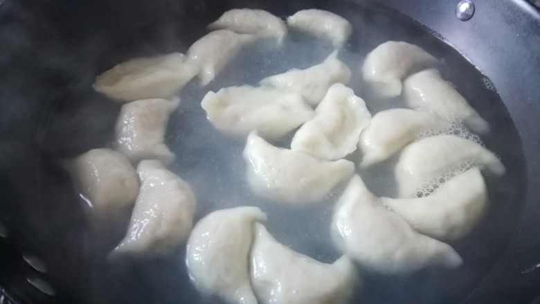 酸汤水饺（白菜鲜肉饺子）,水开后饺子下锅煮