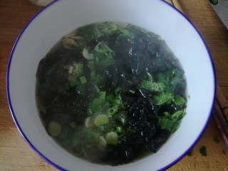 酸汤水饺（白菜鲜肉饺子）,先把碗里倒点开水把调料和紫菜泡开