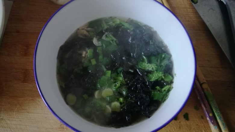 酸汤水饺（白菜鲜肉饺子）,先把碗里倒点开水把调料和紫菜泡开
