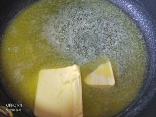 抹茶雪花酥,平底锅小火融化黄油，全程小火以免黄油焦糊