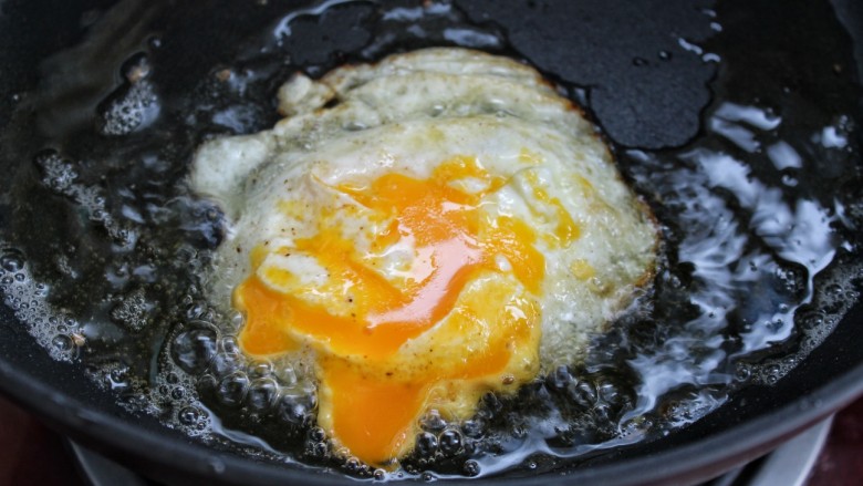 鱼香荷包蛋,待鸡蛋凝固后翻面，用铲刀将蛋黄戳破煎熟后盛出，将所有鸡蛋按照以上方法煎熟备用