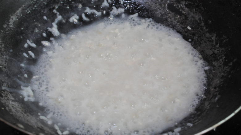 西兰花鸡肉粥,锅里加入大约500克水，放入大米煮至米粒开花、汤汁粘稠