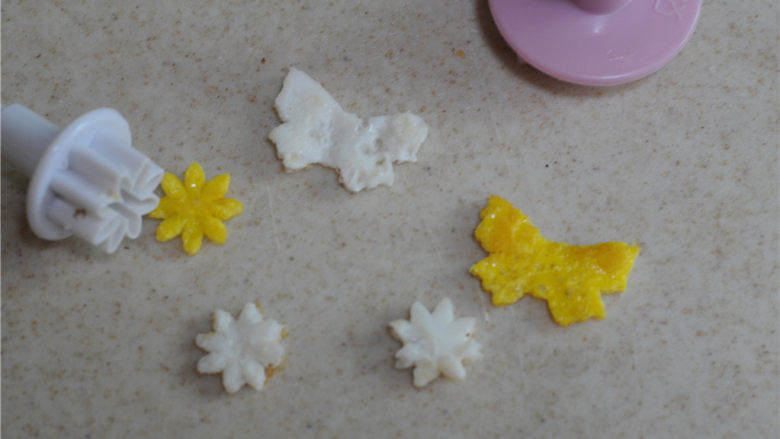 西兰花鸡肉粥,蛋清和蛋黄分别用模具压出想要的花型和蝴蝶形状