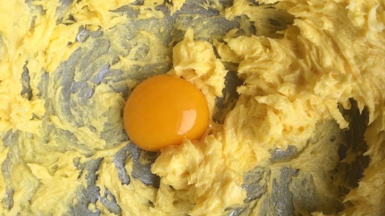 葡萄奶酥,搅拌均匀后的黄油颜色会更加亮黄，再加第二个