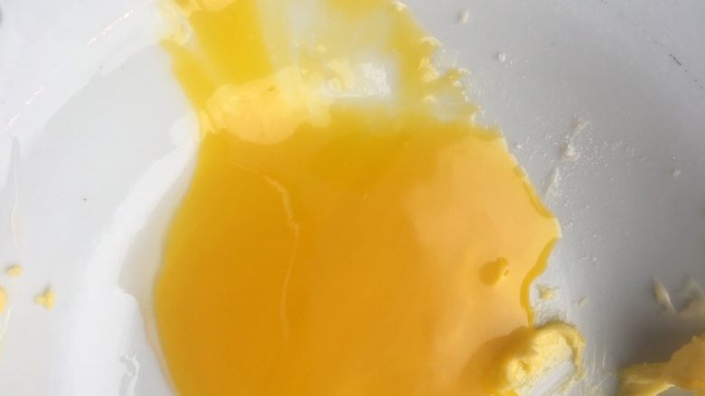 葡萄奶酥,最后一个蛋黄只加入一半，留下一半用来刷在饼面用