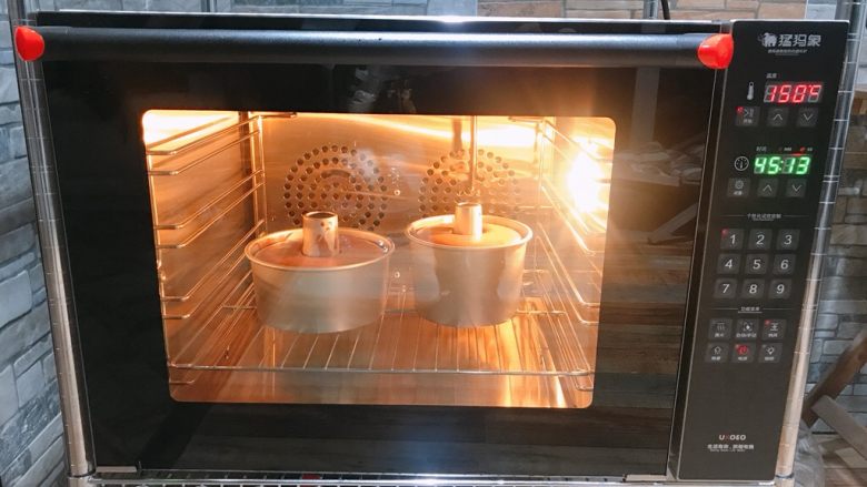 超Q润巧克力戚风~UKOEO风炉制作,入预热150度UKONO风炉下层烤33分钟。
火力时间请根据你自己的烤箱调节。