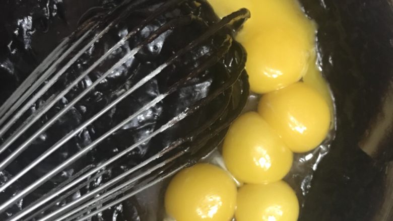 超Q润巧克力戚风~UKOEO风炉制作,加入8个蛋黄。