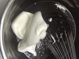 超Q润巧克力戚风~UKOEO风炉制作,取3分之1蛋白加入到蛋黄糊，从下往上翻拌均匀。具体手法看下小贴士。