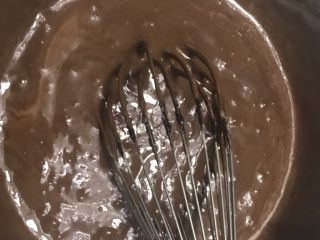超Q润巧克力戚风~UKOEO风炉制作,再取3分之1蛋白加入到蛋黄糊，从下往上翻拌均匀。