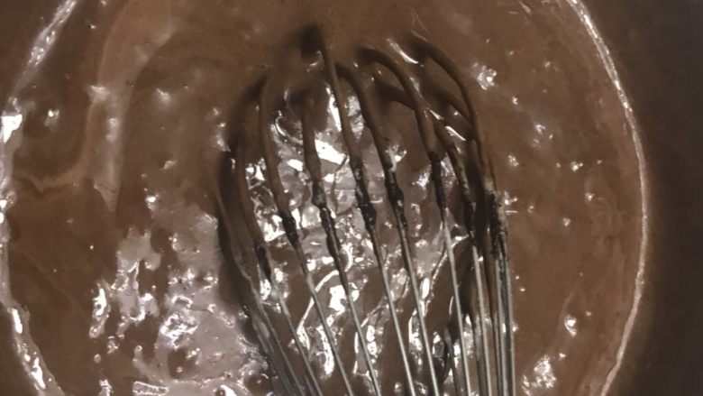 超Q润巧克力戚风~UKOEO风炉制作,再取3分之1蛋白加入到蛋黄糊，从下往上翻拌均匀。
