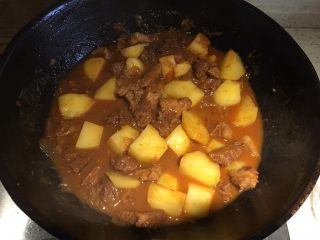 家常必备|土豆炖牛肉,继续炖到土豆熟了用筷子一戳可以戳开即可，加盐调味，汤汁浓稠，出锅