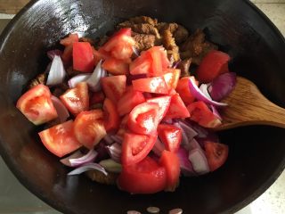 家常必备|土豆炖牛肉,倒入番茄、洋葱，翻炒出香味