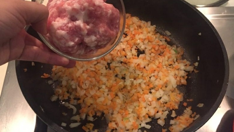 水波蛋肉醬燉菜佐法棍,加絞肉，拌炒到肉末變色不結塊。