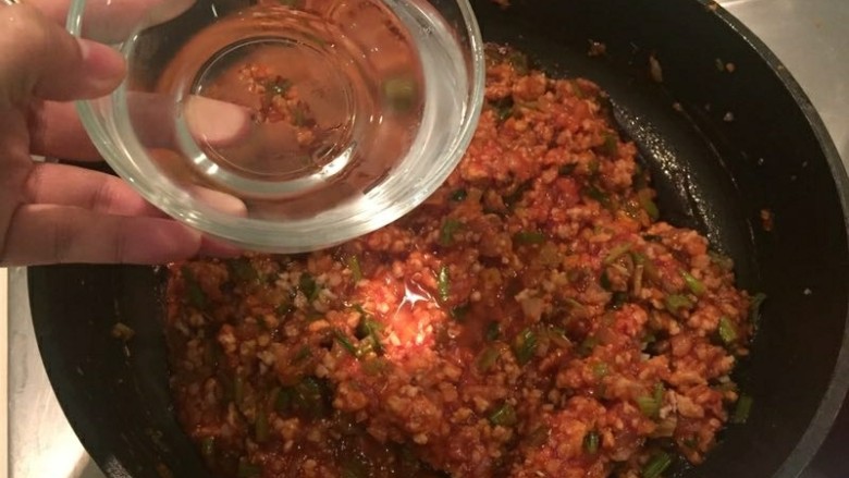 水波蛋肉醬燉菜佐法棍,加一碗水，煮開