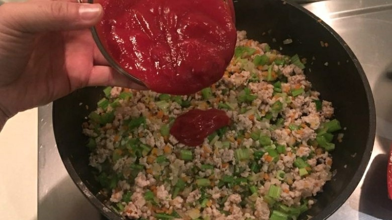 水波蛋肉醬燉菜佐法棍,加番茄醬