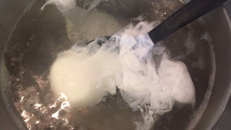 水波蛋肉醬燉菜佐法棍,利用筷子讓蛋集中別擴散開