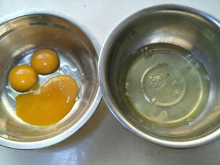 六寸戚风烟囱蛋糕,蛋清和蛋黄分开放在容器中。