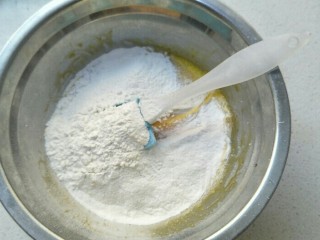 六寸戚风烟囱蛋糕,加入过筛的低筋面粉。