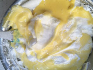 六寸戚风烟囱蛋糕,取三分之一打好的蛋清加入蛋黄中搅拌均匀。