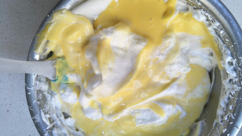 六寸戚风烟囱蛋糕,取三分之一打好的蛋清加入蛋黄中搅拌均匀。