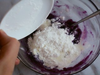 无糖紫薯溶豆,将配方奶粉和玉米淀粉加入搅拌均匀