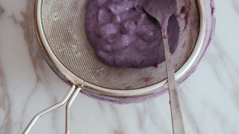 无糖紫薯溶豆,用筛子将紫薯泥过筛