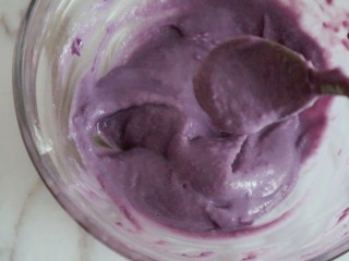 无糖紫薯溶豆,过筛后的紫薯泥看起来细腻些，稠度如图，加水时候一点点添加不要太稀