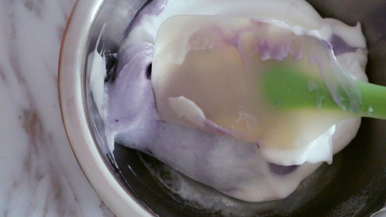 无糖紫薯溶豆,手法一样，上下翻拌